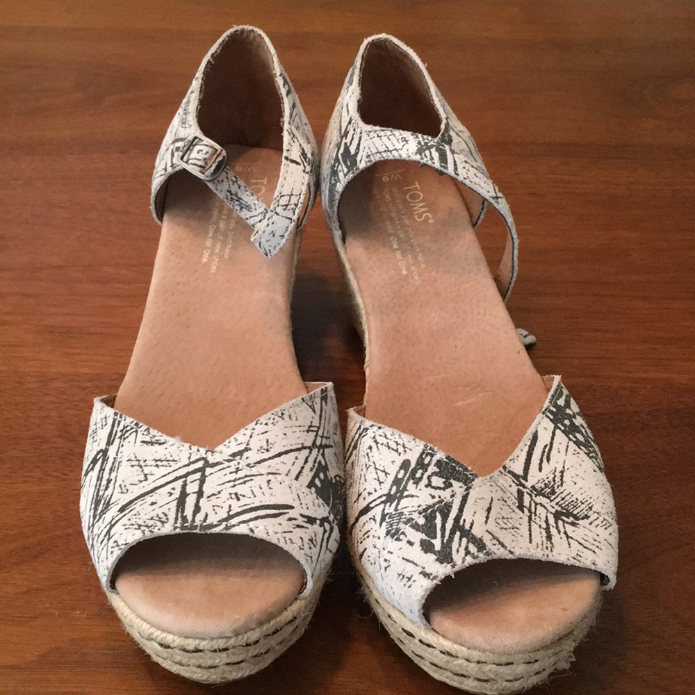 Toms Espadrille Wedge in gray and back print